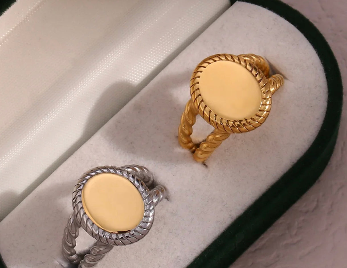 HOLLOW OUT OVAL BAND RING