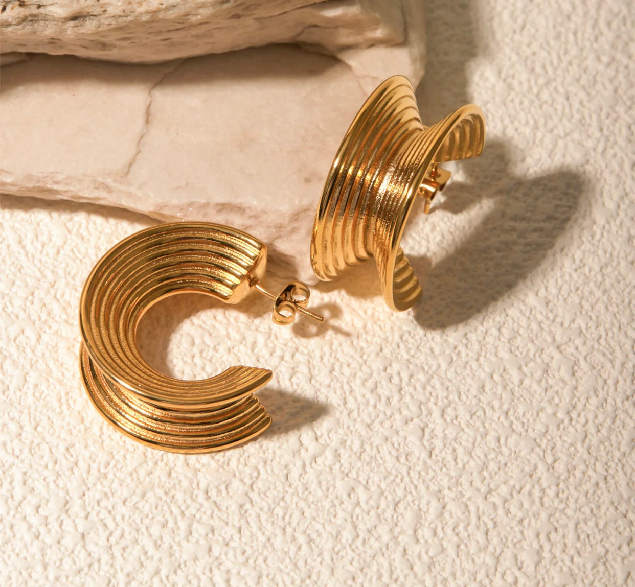 RIBBED HOOP EARRINGS