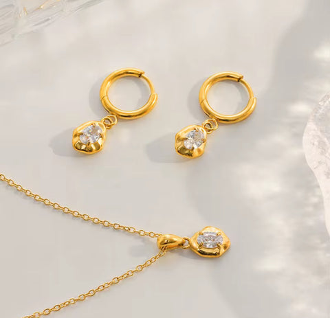 Noor Layered Gold Necklace And Earrings