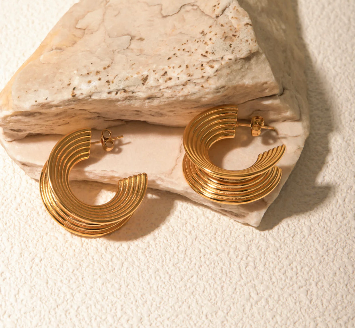 RIBBED HOOP EARRINGS