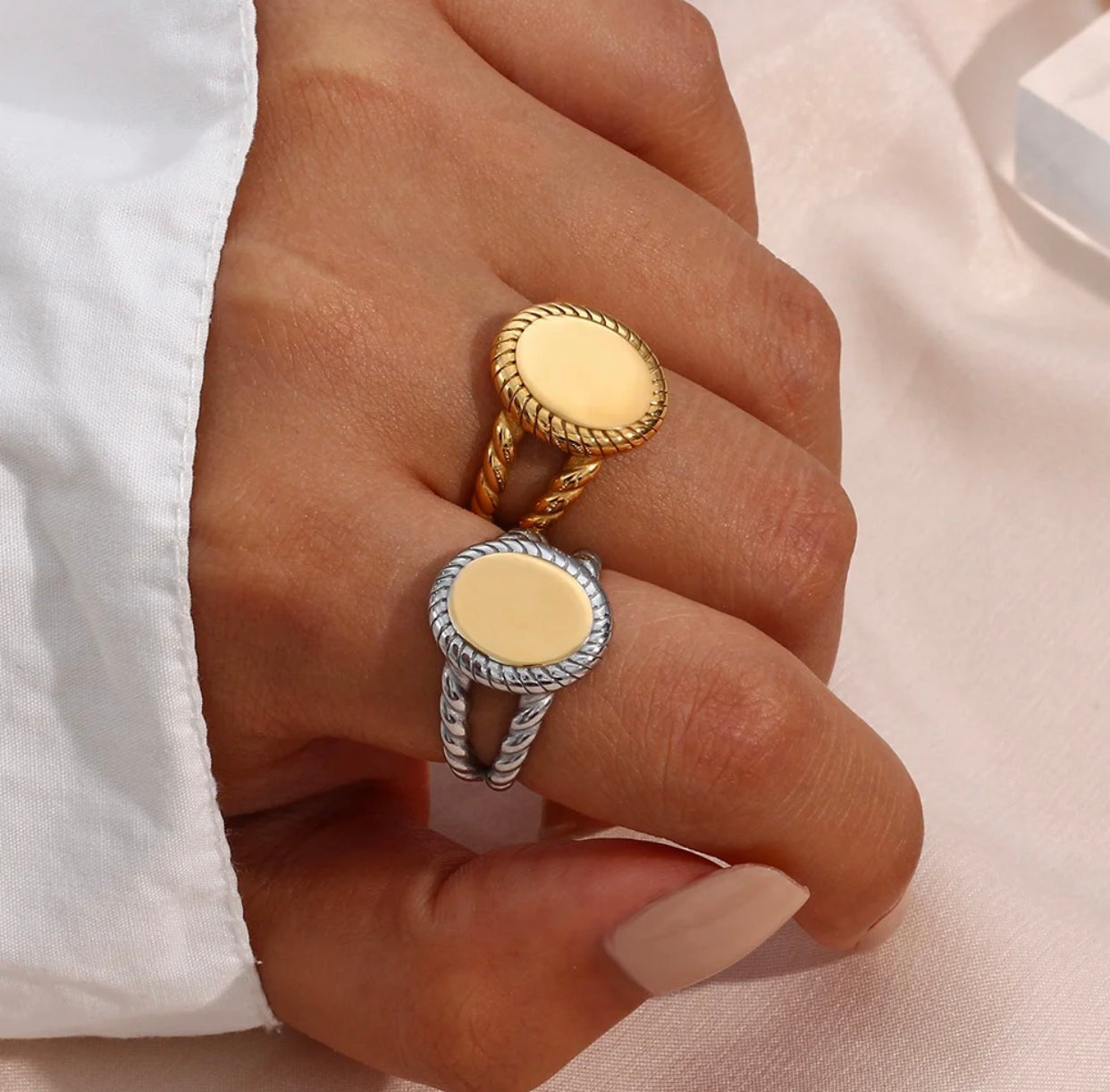 HOLLOW OUT OVAL BAND RING